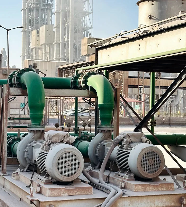 Bombas centrífugas montadas sobre una línea de cañería industrial