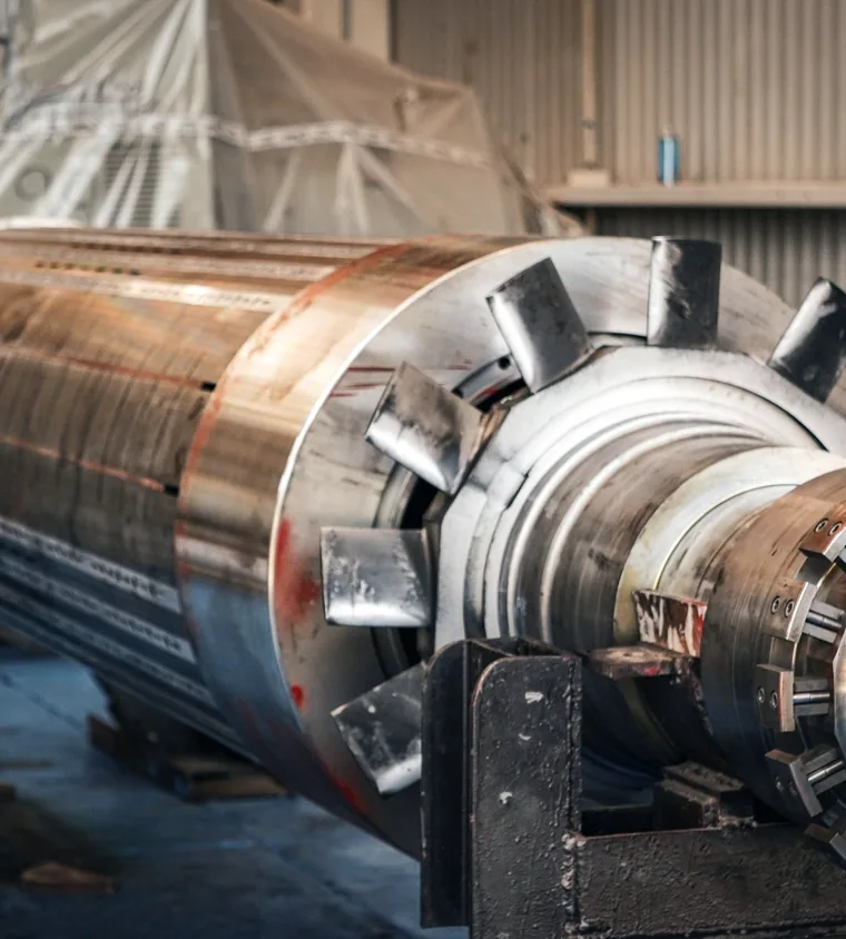 Rotor de un motor eléctrico de gran porte en el taller